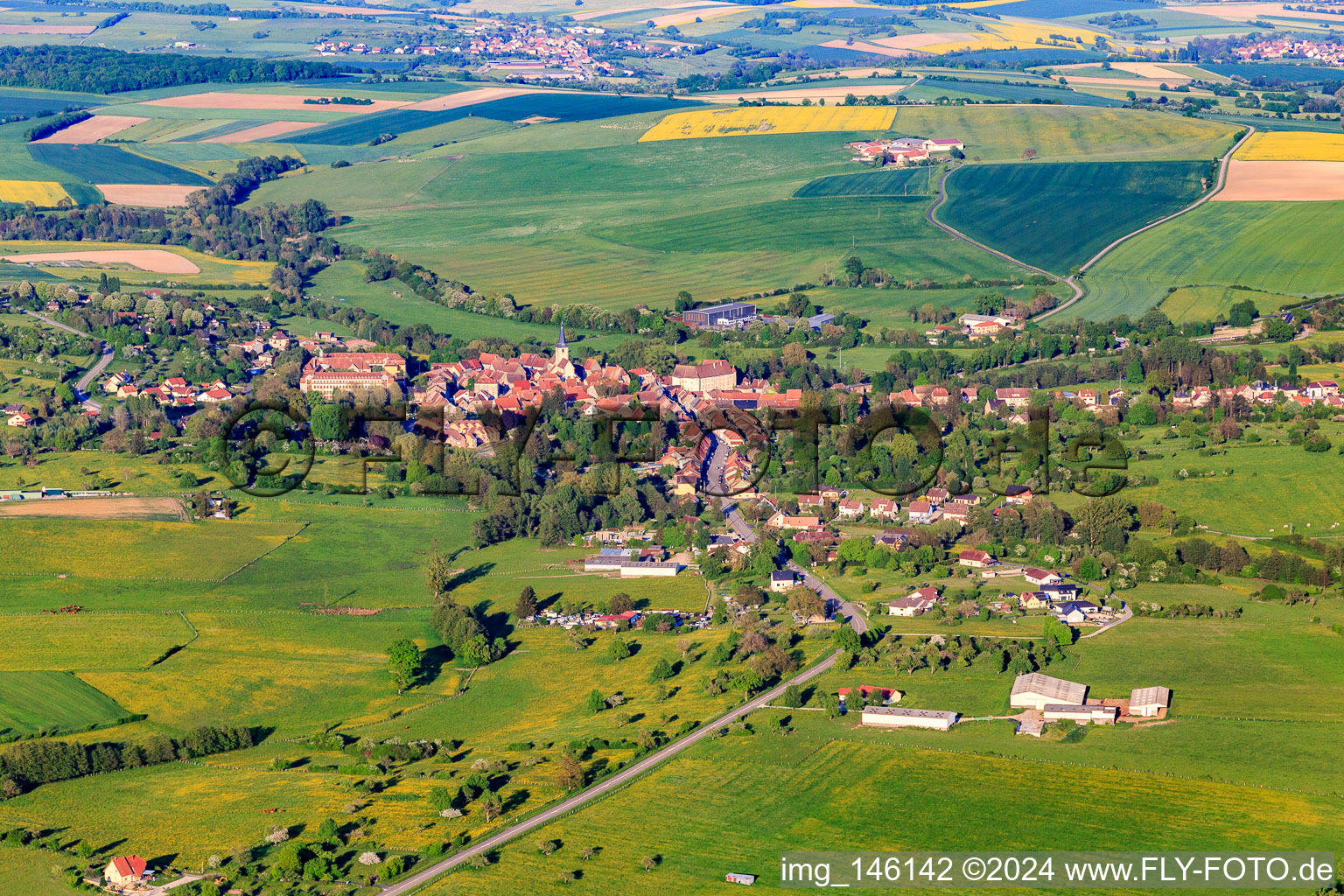 Vue aérienne de Vue de la ville depuis l'ouest le soir à Fénétrange dans le département Moselle, France