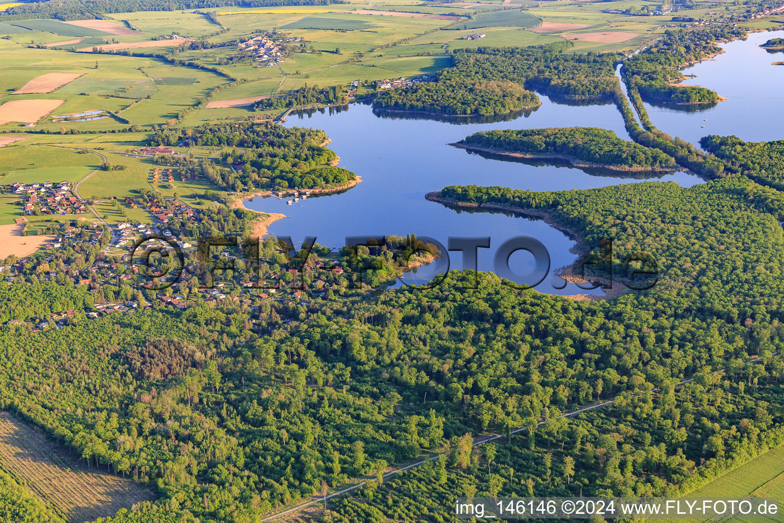Vue aérienne de Le canal des houllères de la Sarre traverse les lacs Ètang des femmes et Stockweiher à Langatte dans le département Moselle, France