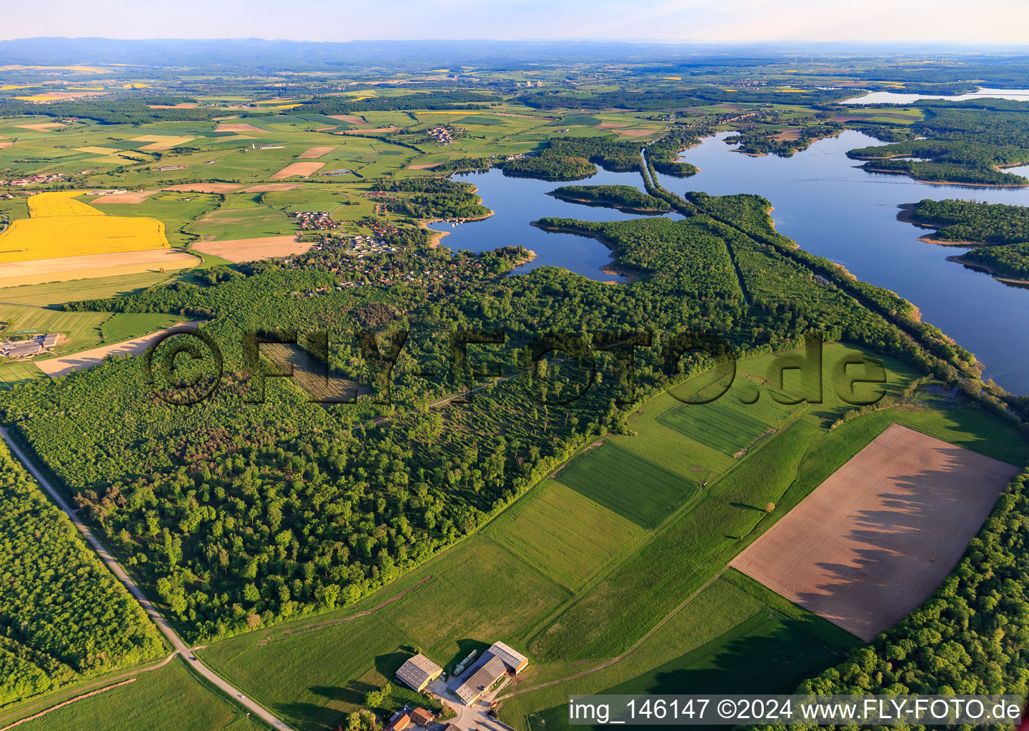 Vue aérienne de Le canal des houllères de la Sarre traverse les lacs Ètang des femmes et Stockweiher à Langatte dans le département Moselle, France