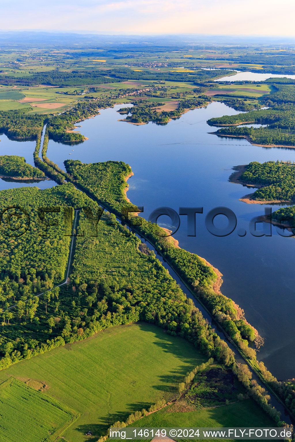 Vue aérienne de Le canal des houllères de la Sarre traverse le Stockweiher à Langatte dans le département Moselle, France