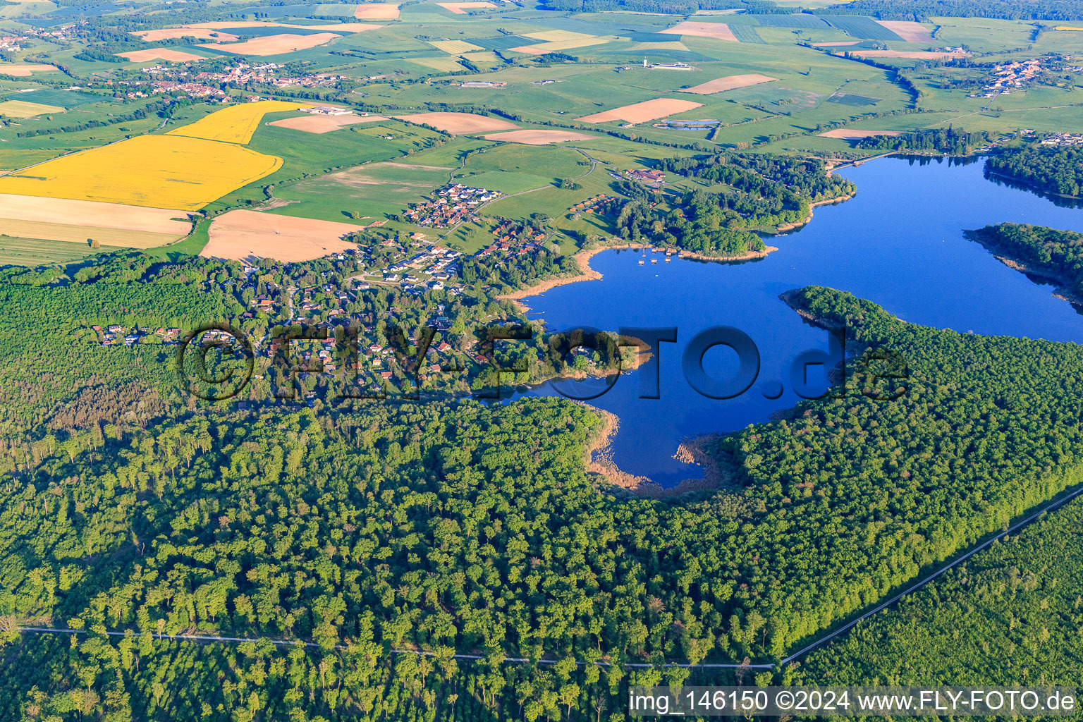 Vue aérienne de Vue du village à l'Étang des femmes à Langatte dans le département Moselle, France