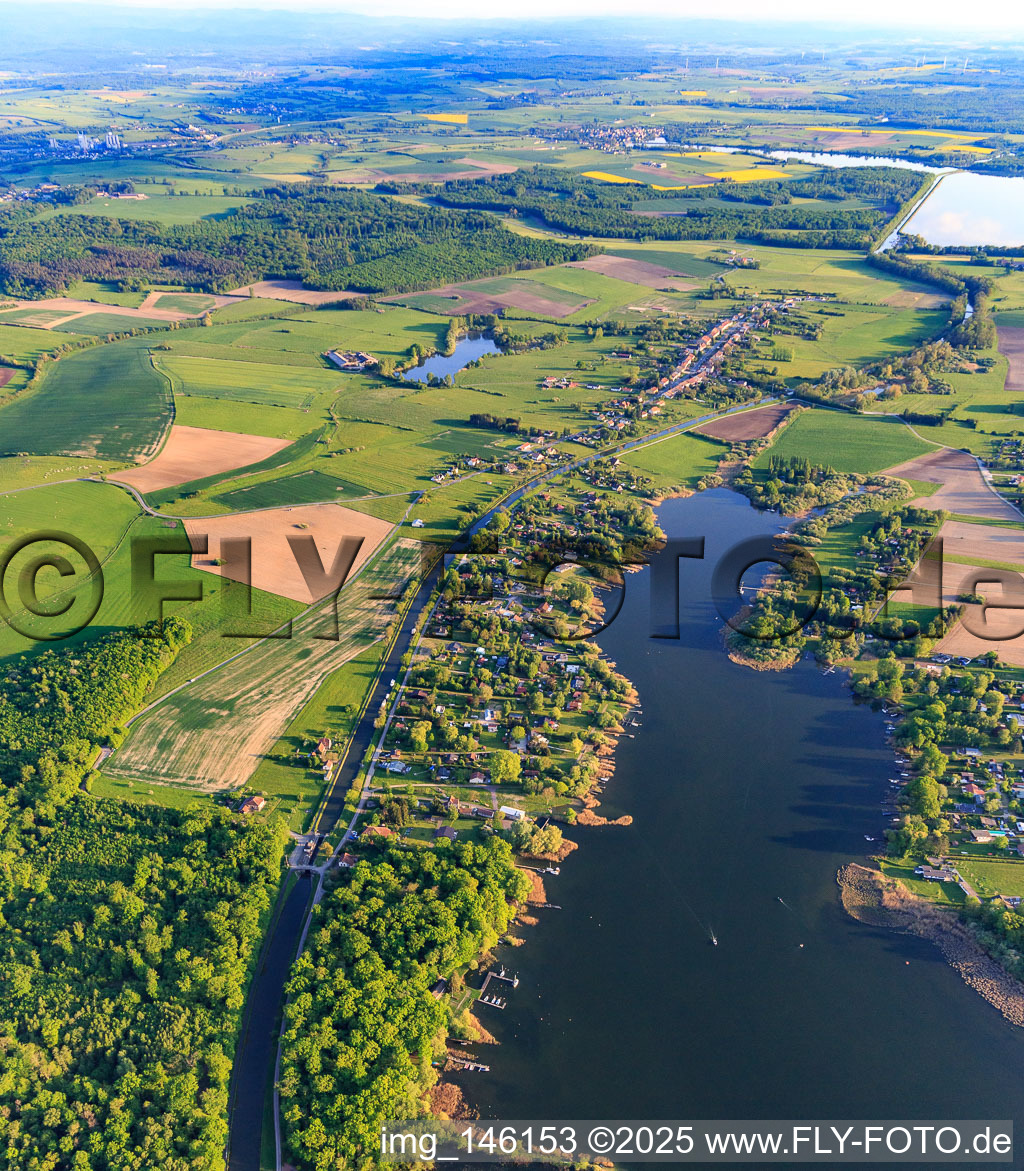 Vue aérienne de Canal des houllères de la Sarre à côté de l'Étang de la Blanche Chaussée à Diane-Capelle dans le département Moselle, France