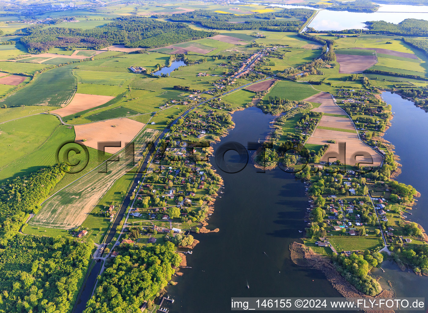 Vue aérienne de Presqu'île de la Cornée des Houilles dans l'Étang de la Blanche Chaussée et Canal des houllères de la Sarre à Diane-Capelle dans le département Moselle, France