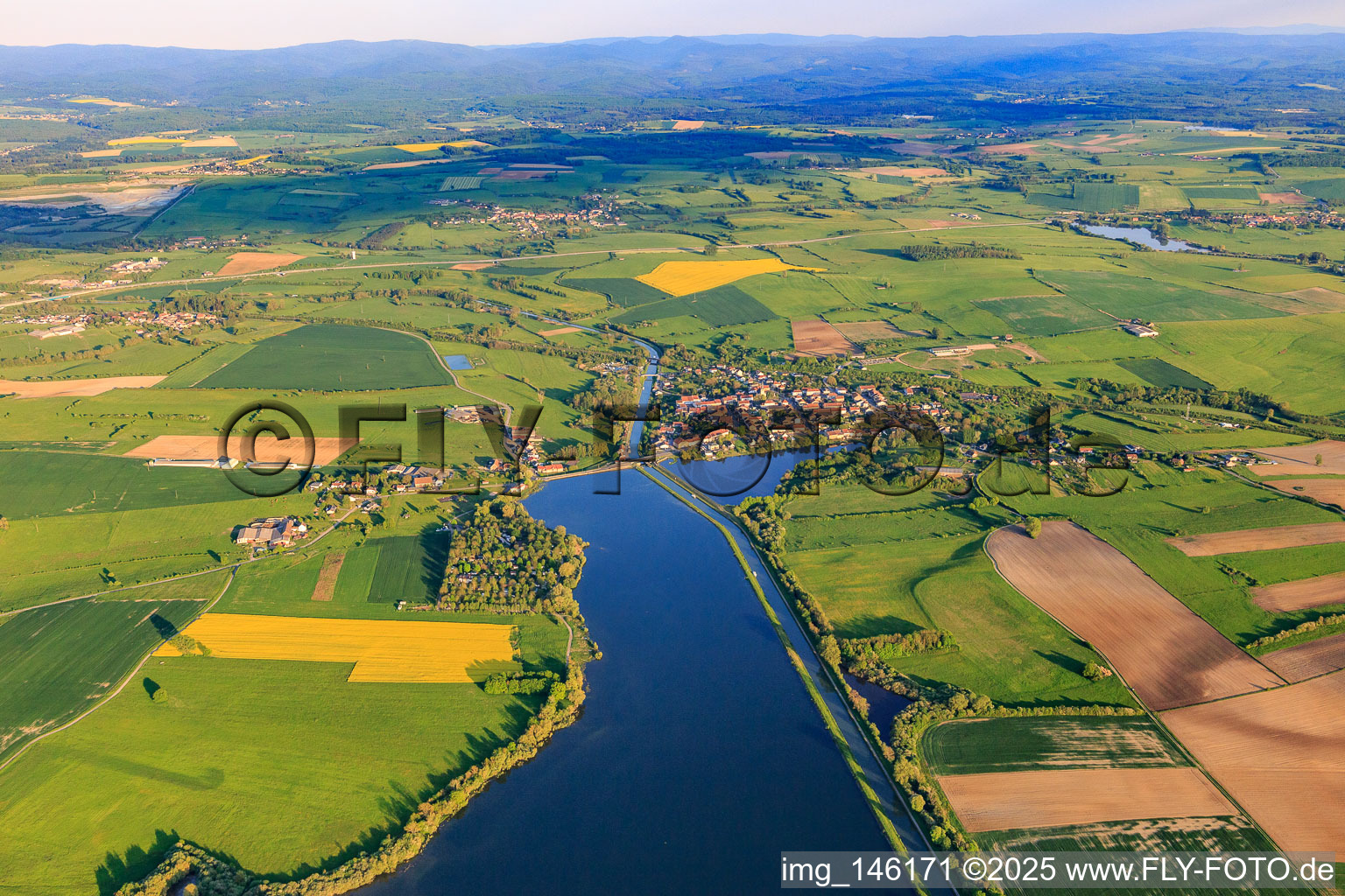 Vue aérienne de Vue d'ensemble du canal Rhin-Marne depuis l'ouest à Gondrexange dans le département Moselle, France