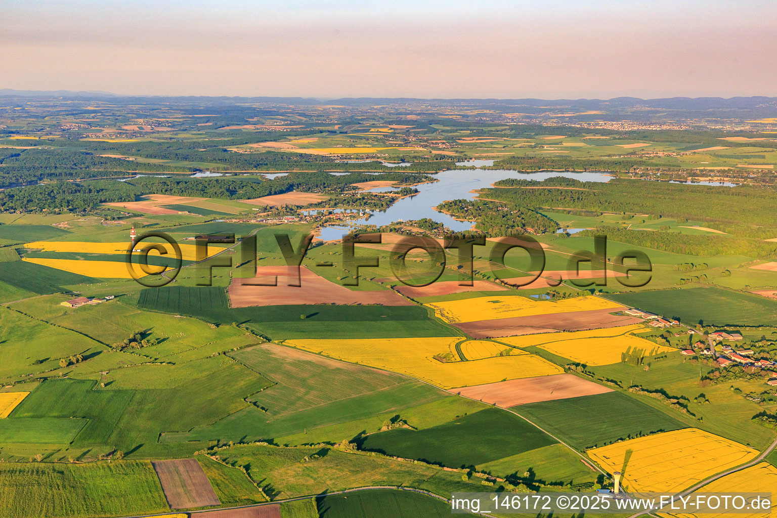 Vue aérienne de Vue de la ville sur le canal Rhin-Marne Le Gros Ètang à Rhodes dans le département Moselle, France
