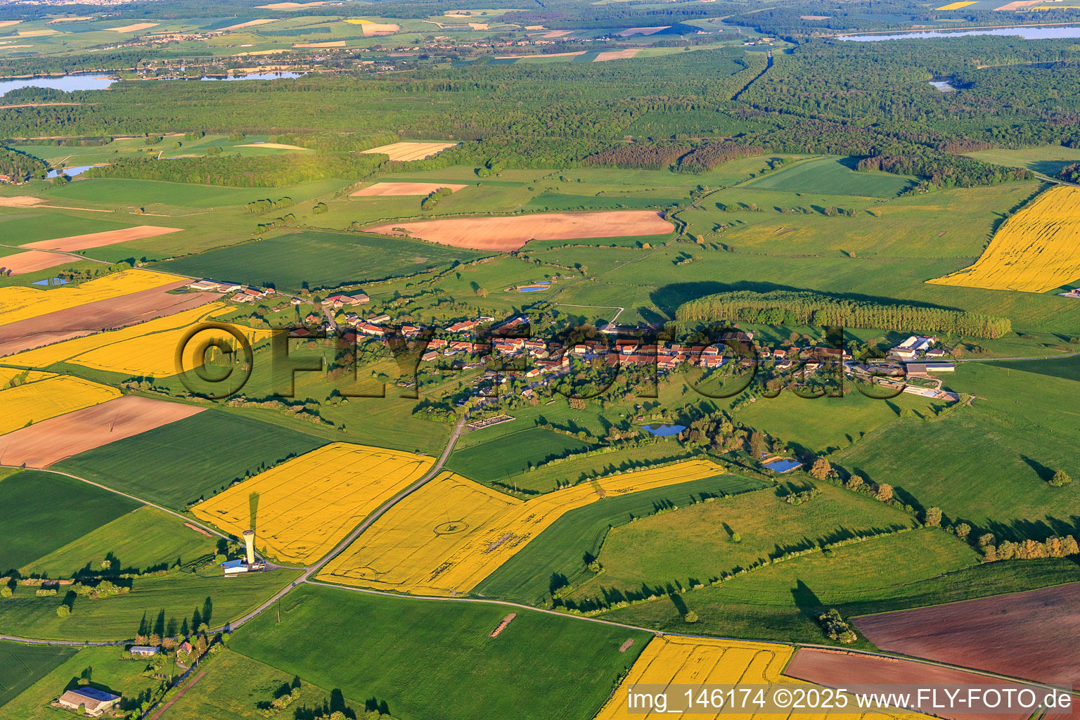 Vue aérienne de Vue du village depuis le nord-ouest à Languimberg dans le département Moselle, France