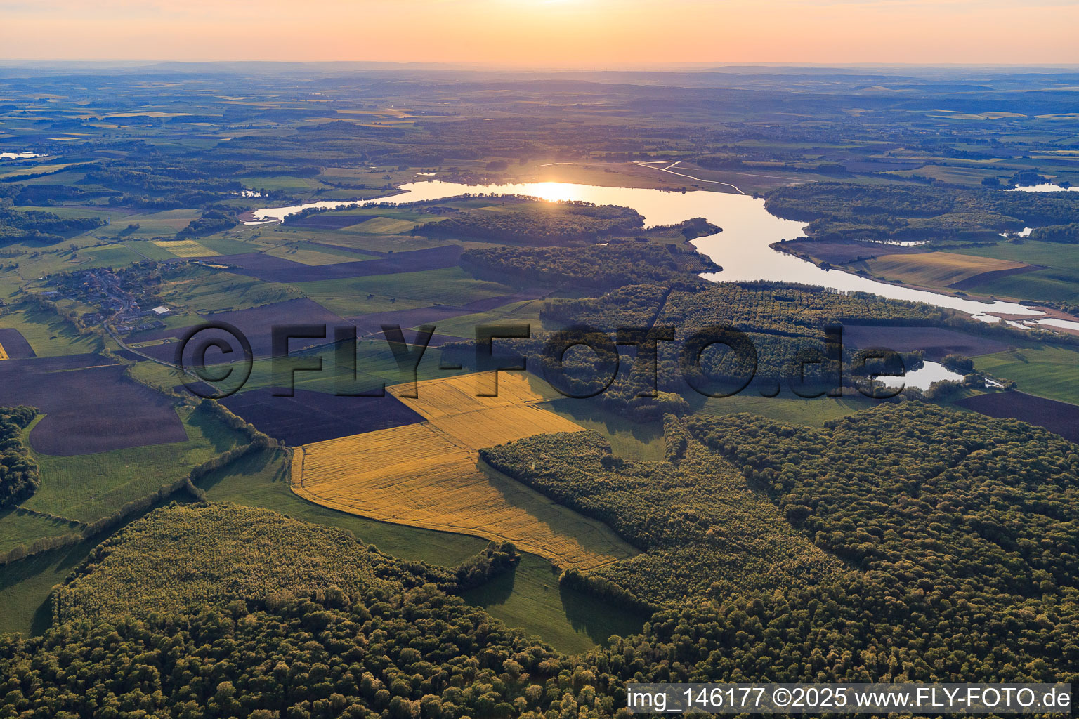 Vue aérienne de L'Étang de Lindre le soir vu de l'est à Guermange dans le département Moselle, France
