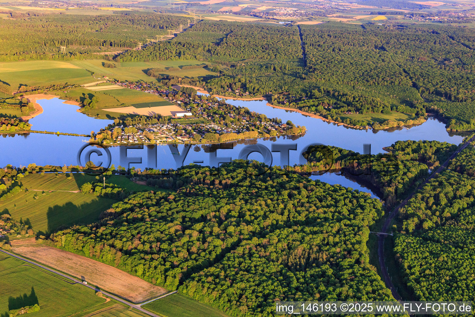 Vue aérienne de CENTRE NATURE & SPORT à Mittersheimer See vu de l'ouest à Mittersheim dans le département Moselle, France