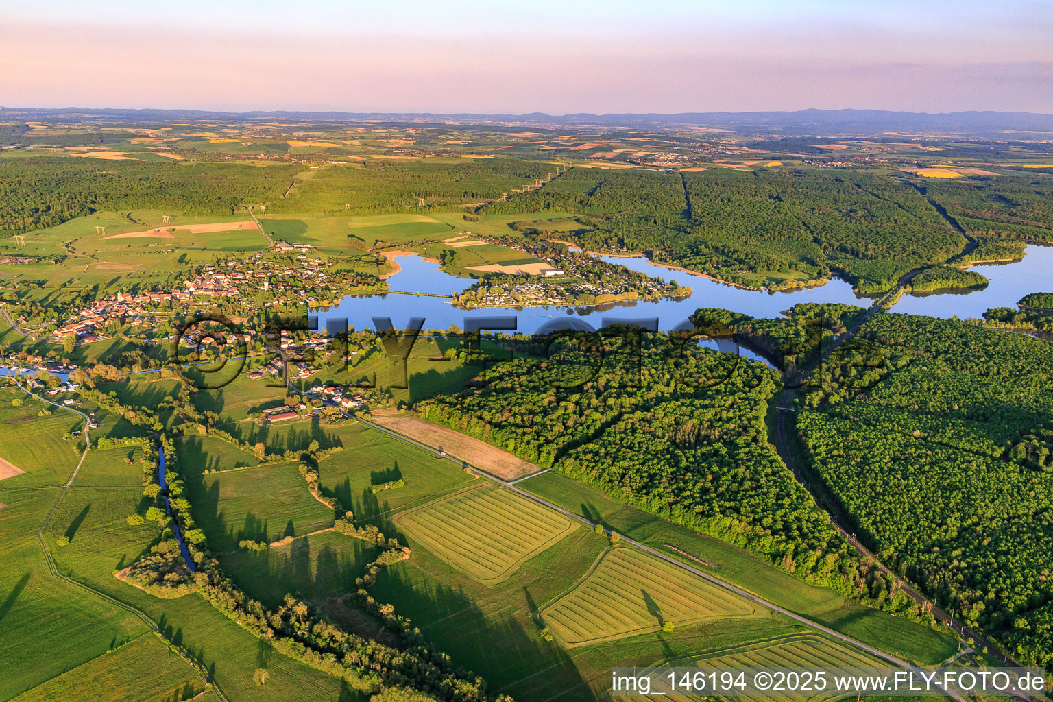 Vue aérienne de CENTRE NATURE & SPORT à Mittersheimer See vu de l'ouest à Mittersheim dans le département Moselle, France