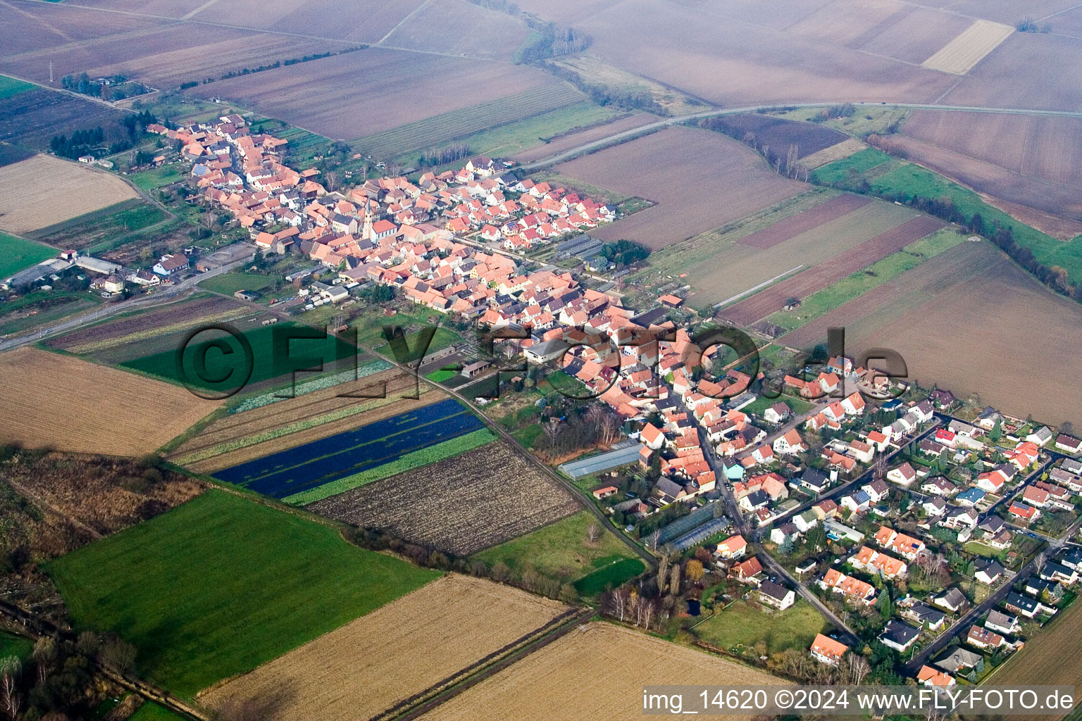 Vue aérienne de Vue sur le village à Erlenbach bei Kandel dans le département Rhénanie-Palatinat, Allemagne