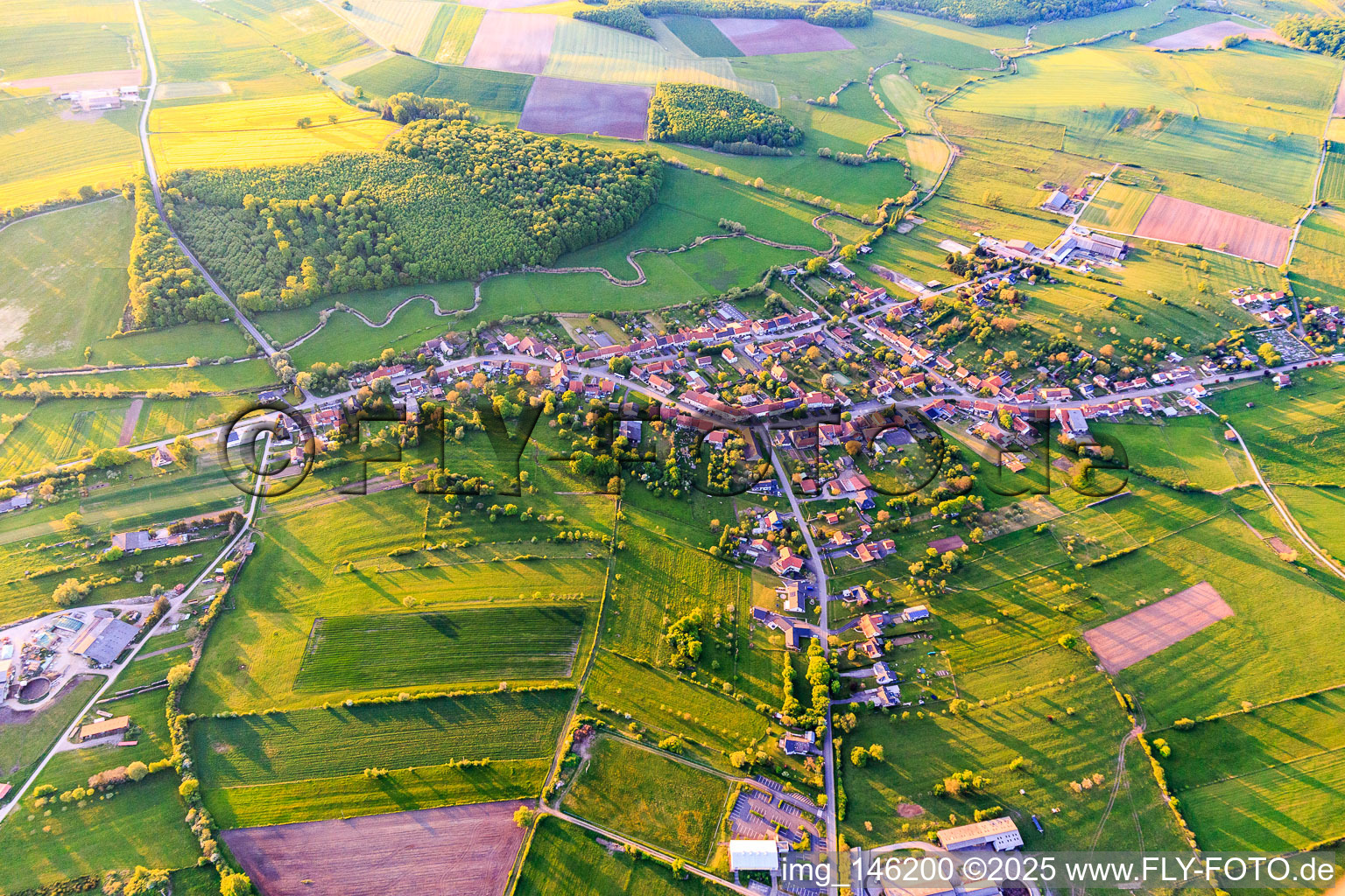 Vue aérienne de Vue du village depuis le sud à Altwiller dans le département Bas Rhin, France