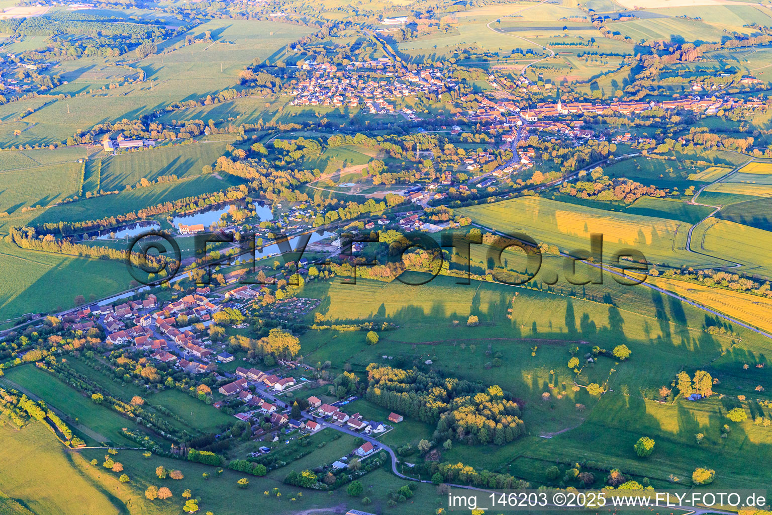 Vue aérienne de Vue du village sur le canal des houllères de la Sarre depuis l'ouest à Bissert dans le département Bas Rhin, France