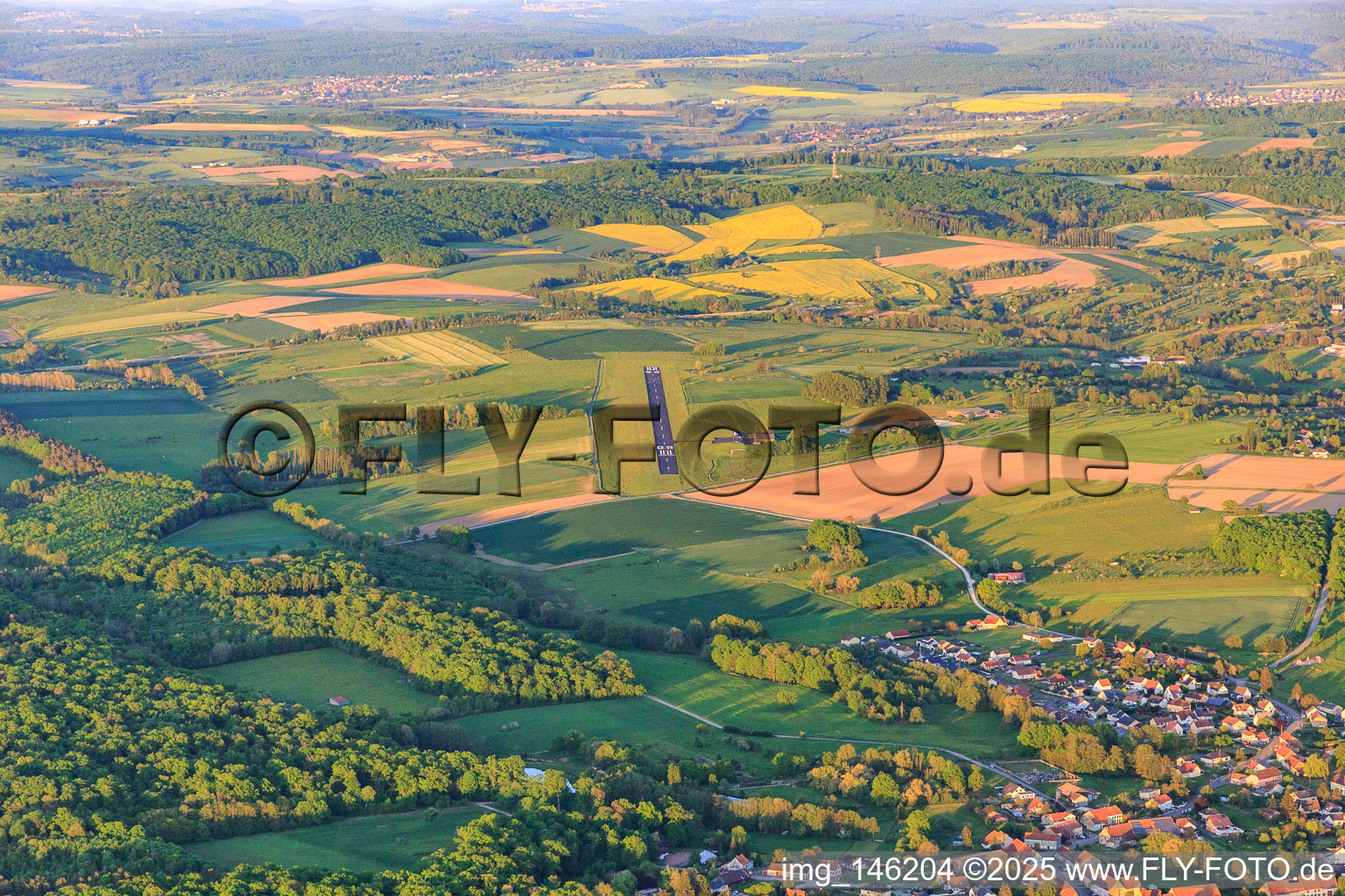 Vue aérienne de Piste de l'Aéroclub de la Région de Sarre-Union à l'Aérodrome Victor Hamm à Sarre-Union dans le département Bas Rhin, France