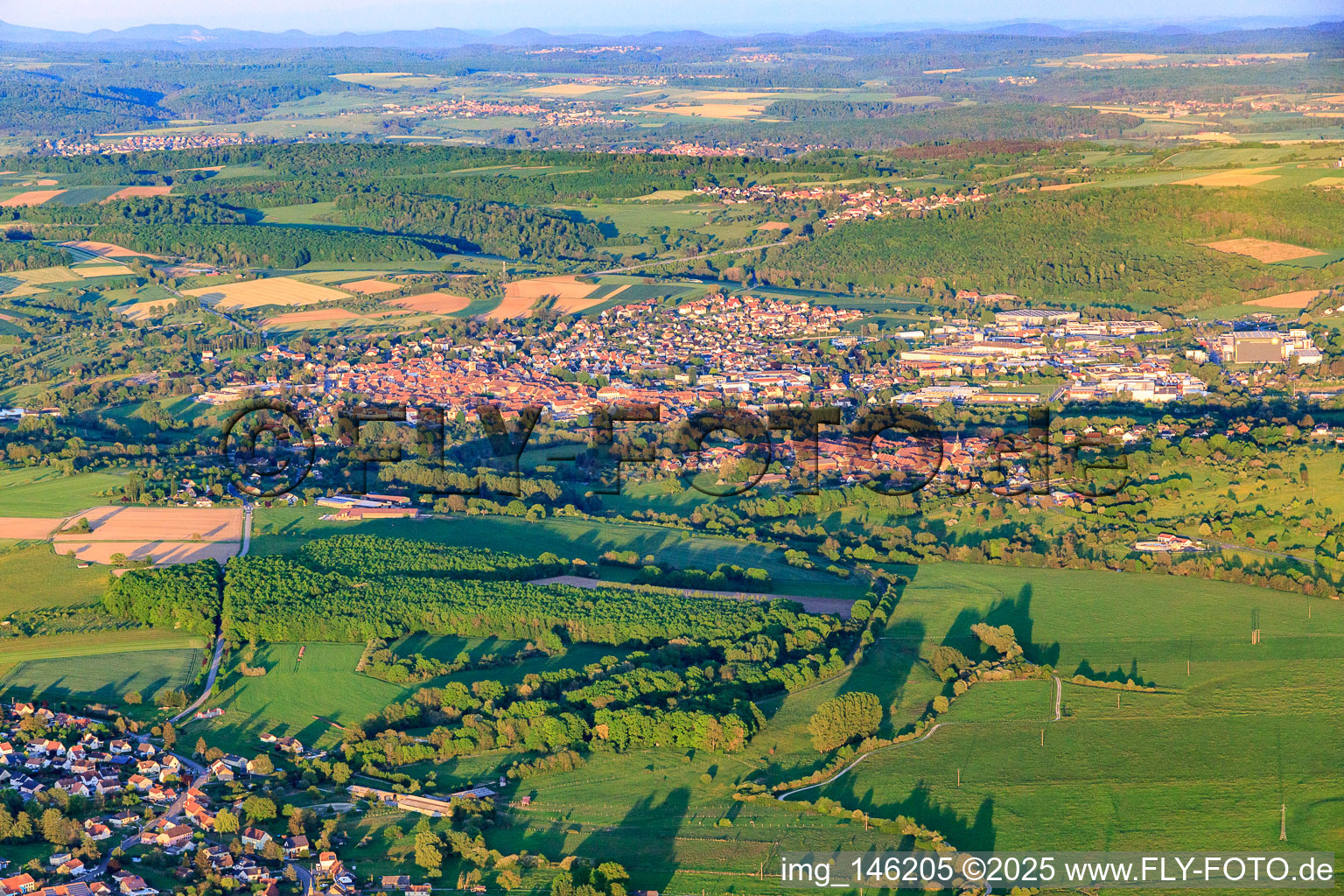 Vue aérienne de Vue de la ville depuis l'ouest à Sarre-Union dans le département Bas Rhin, France