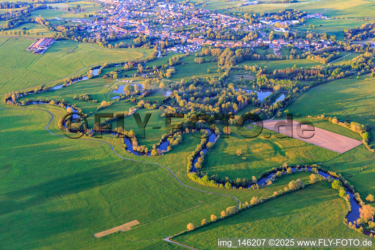 Vue aérienne de Le cours sinueux de la Sarre à Keskastel dans le département Bas Rhin, France