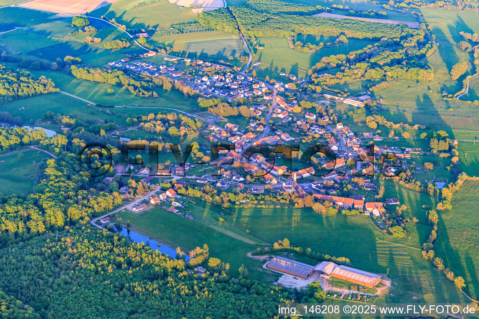 Vue aérienne de Vue du village depuis l'ouest à Schopperten dans le département Bas Rhin, France