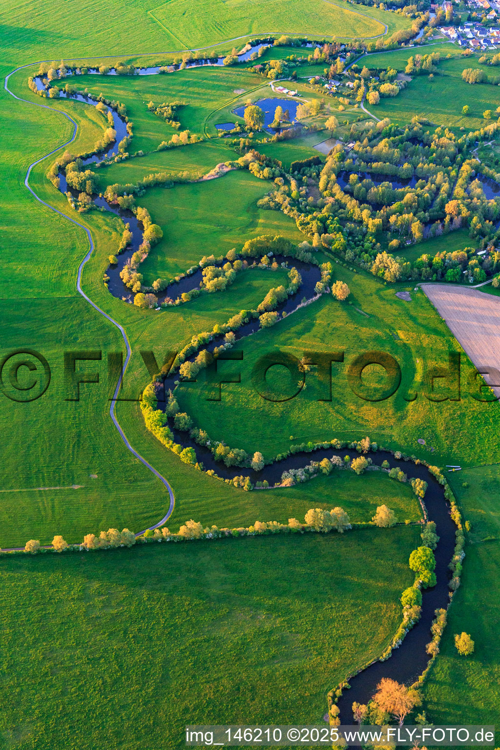 Vue aérienne de Le cours sinueux de la Sarre à Keskastel dans le département Bas Rhin, France