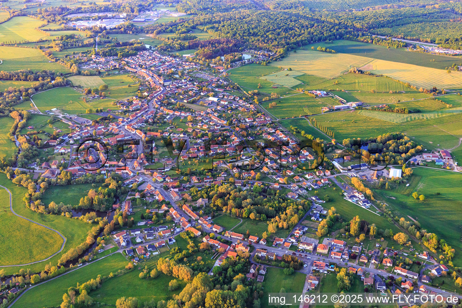 Vue aérienne de Vue de la ville depuis le sud-ouest à Keskastel dans le département Bas Rhin, France
