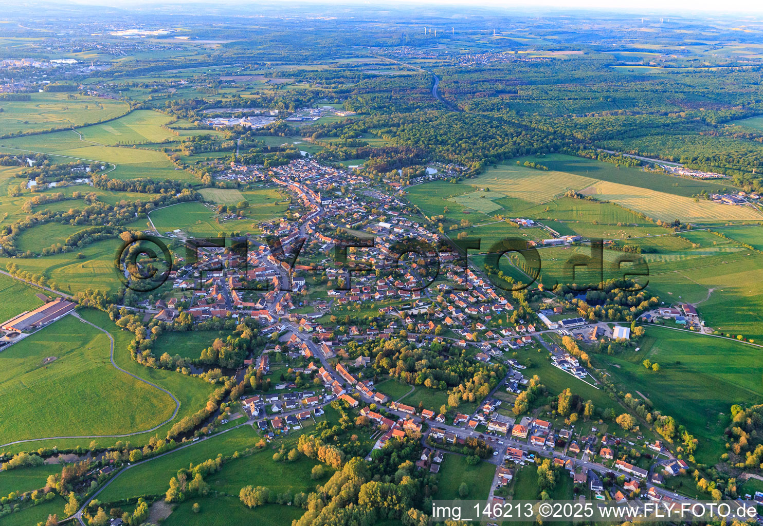 Vue aérienne de Vue de la ville depuis le sud-ouest à Keskastel dans le département Bas Rhin, France