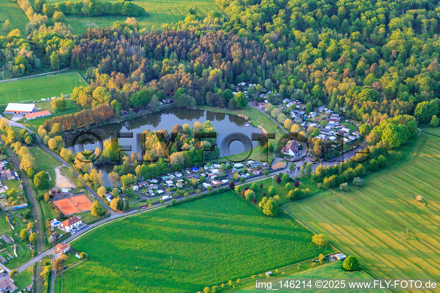 Vue aérienne de Camping Centre de loisirs "les Sapins" au bord d'un lac à Keskastel dans le département Bas Rhin, France