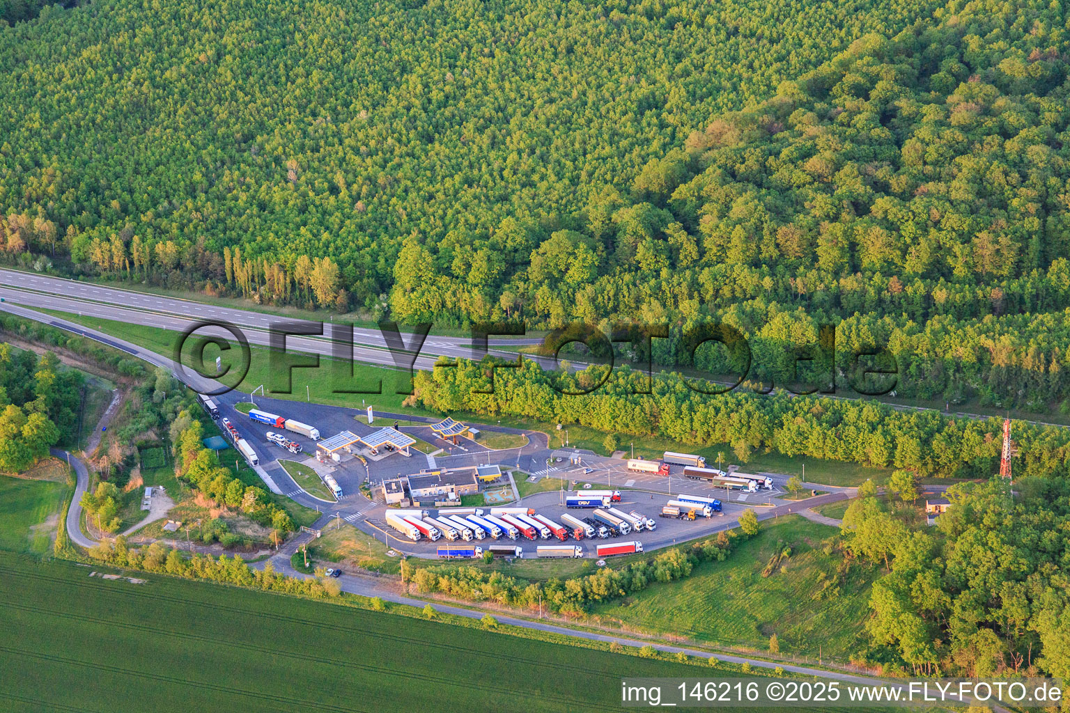 Vue aérienne de Aire de services Aire de Keskastel Ouest sur l'autoroute A4 à Keskastel dans le département Bas Rhin, France