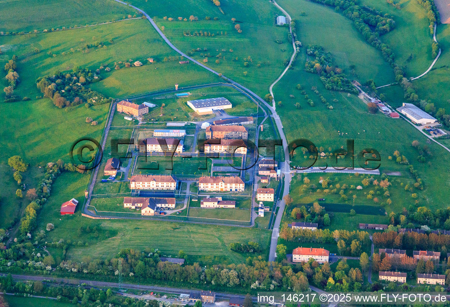 Prison sécurisée par des murs et des clôtures Centre de Détention à Oermingen dans le département Bas Rhin, France d'en haut