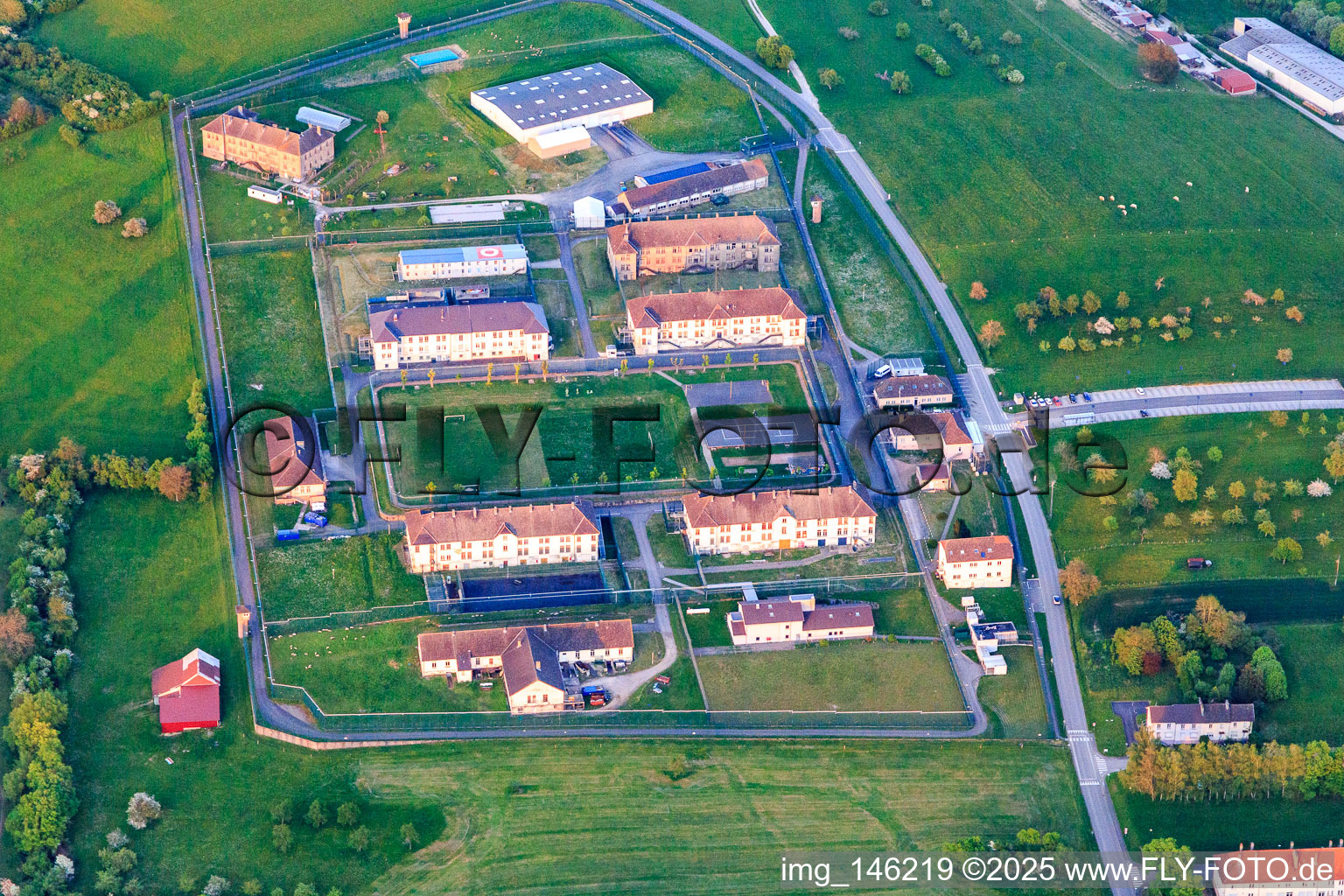 Prison sécurisée par des murs et des clôtures Centre de Détention à Oermingen dans le département Bas Rhin, France hors des airs