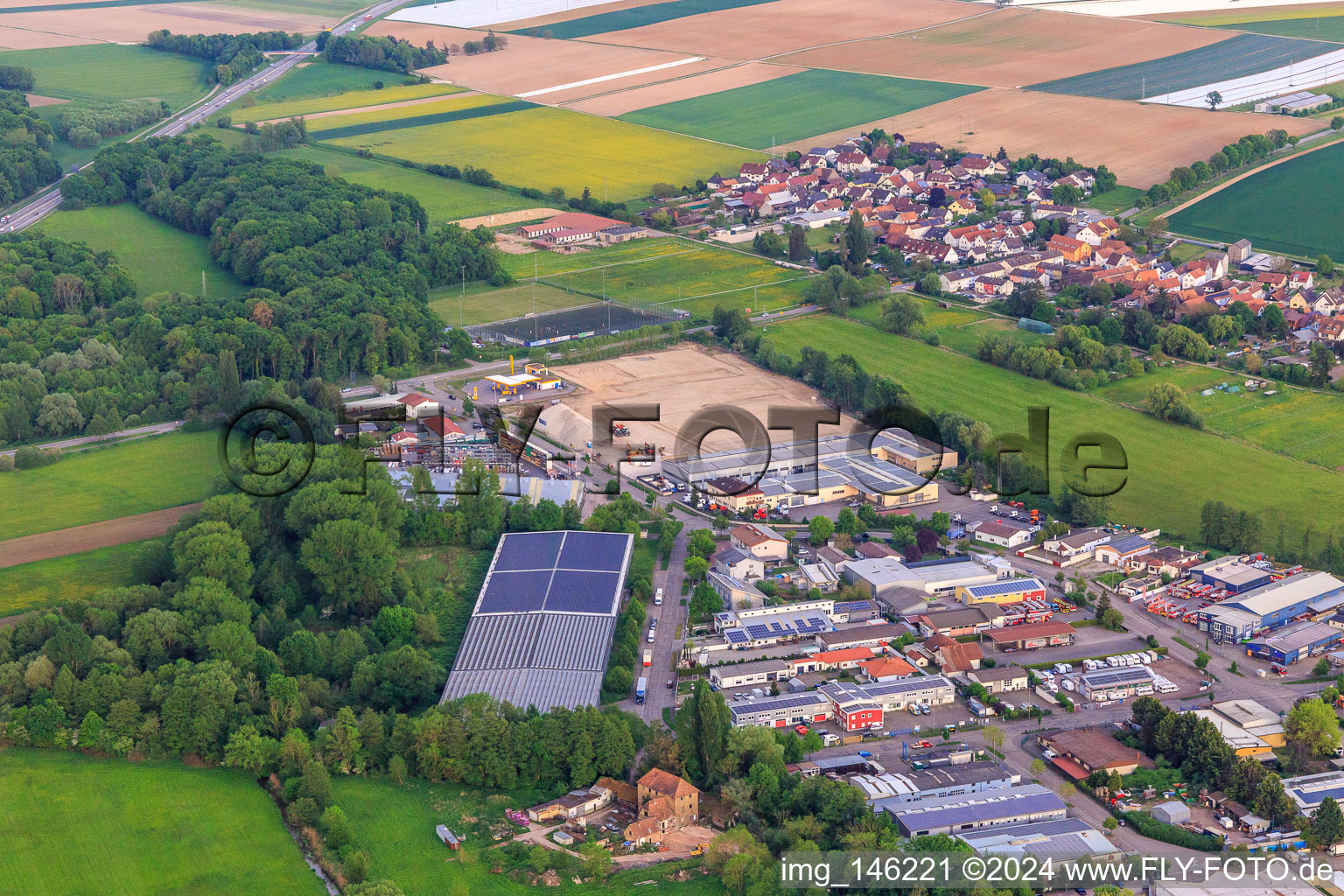 Vue aérienne de Chantier de construction pour le développement du nouveau parc logistique de HANSAINVEST et DFI-Real-Estte Kandel après la démolition du marché OBI à le quartier Minderslachen in Kandel dans le département Rhénanie-Palatinat, Allemagne