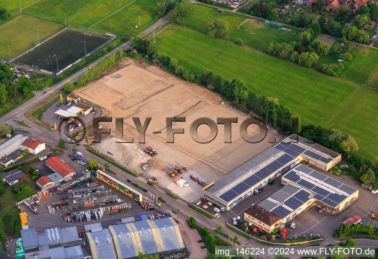 Vue oblique de Chantier de construction pour le développement du nouveau parc logistique de HANSAINVEST et DFI-Real-Estte Kandel après la démolition du marché OBI à le quartier Minderslachen in Kandel dans le département Rhénanie-Palatinat, Allemagne