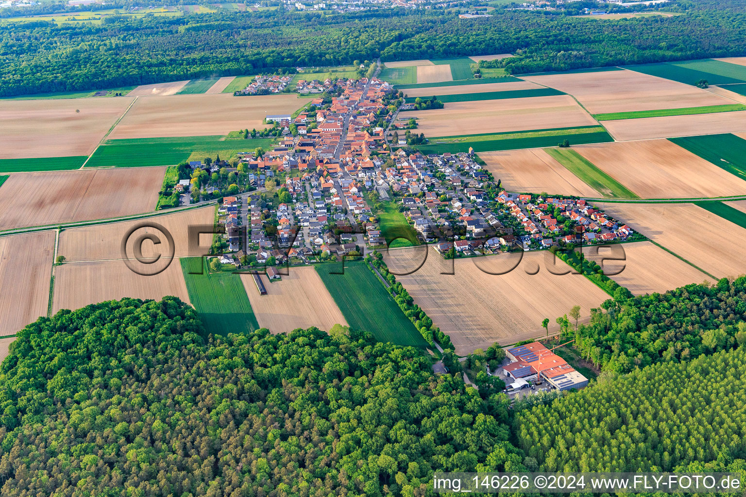Vue aérienne de Vue du village depuis le sud le soir à le quartier Hayna in Herxheim bei Landau dans le département Rhénanie-Palatinat, Allemagne