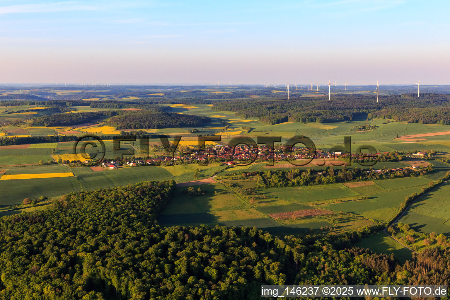 Vue aérienne de Vue du village le matin depuis le nord à le quartier Uissigheim in Külsheim dans le département Bade-Wurtemberg, Allemagne