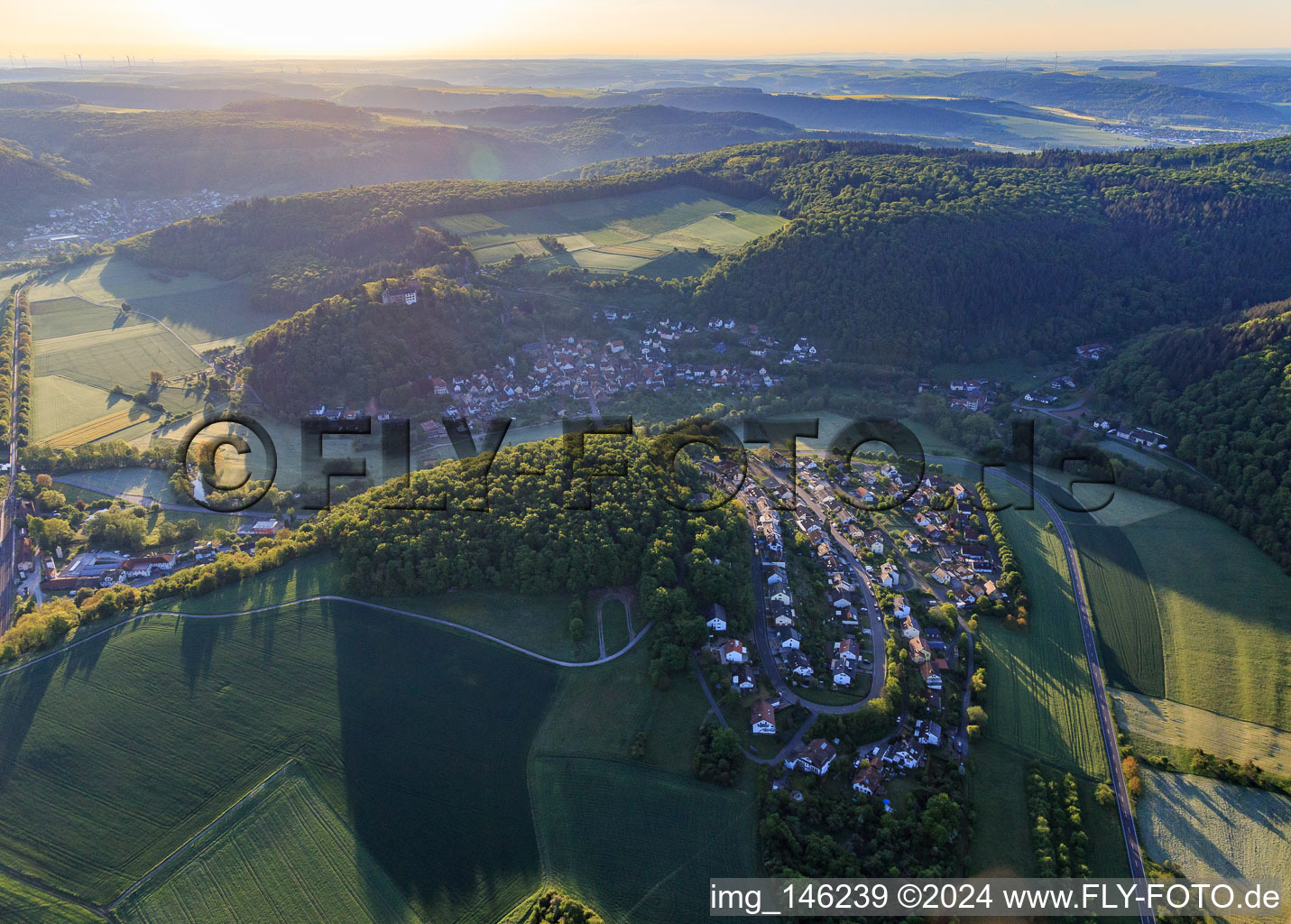 Vue aérienne de Village dans une boucle de la Tauber à le quartier Gamburg in Werbach dans le département Bade-Wurtemberg, Allemagne