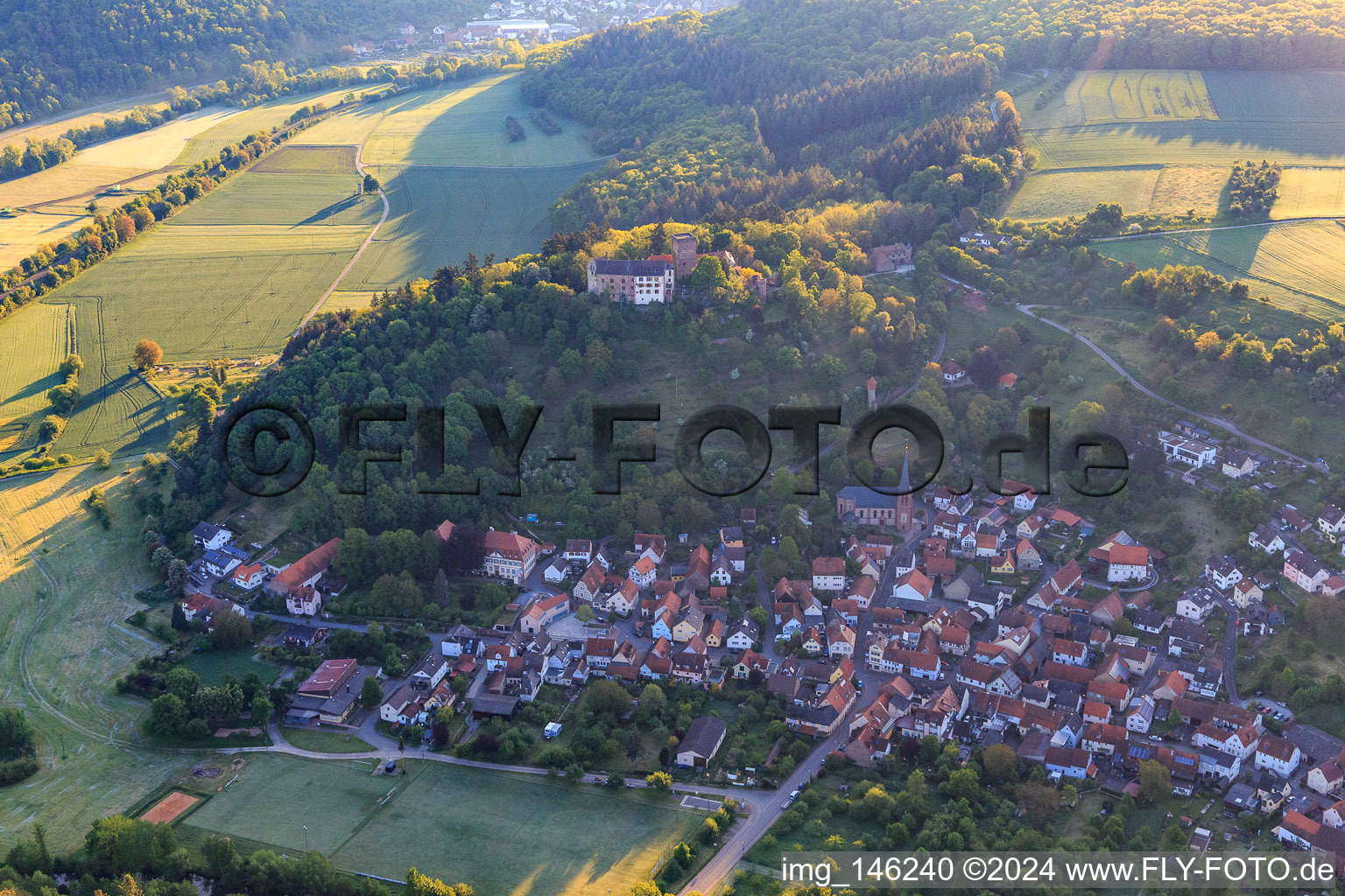 Vue aérienne de Place en contrebas du château et du parc du château Gamburg à le quartier Gamburg in Werbach dans le département Bade-Wurtemberg, Allemagne