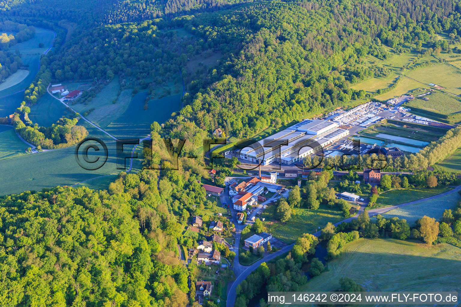 Vue aérienne de Halls de production de HOFMANN NATURSTEIN GmbH & Co. KG à le quartier Gamburg in Werbach dans le département Bade-Wurtemberg, Allemagne