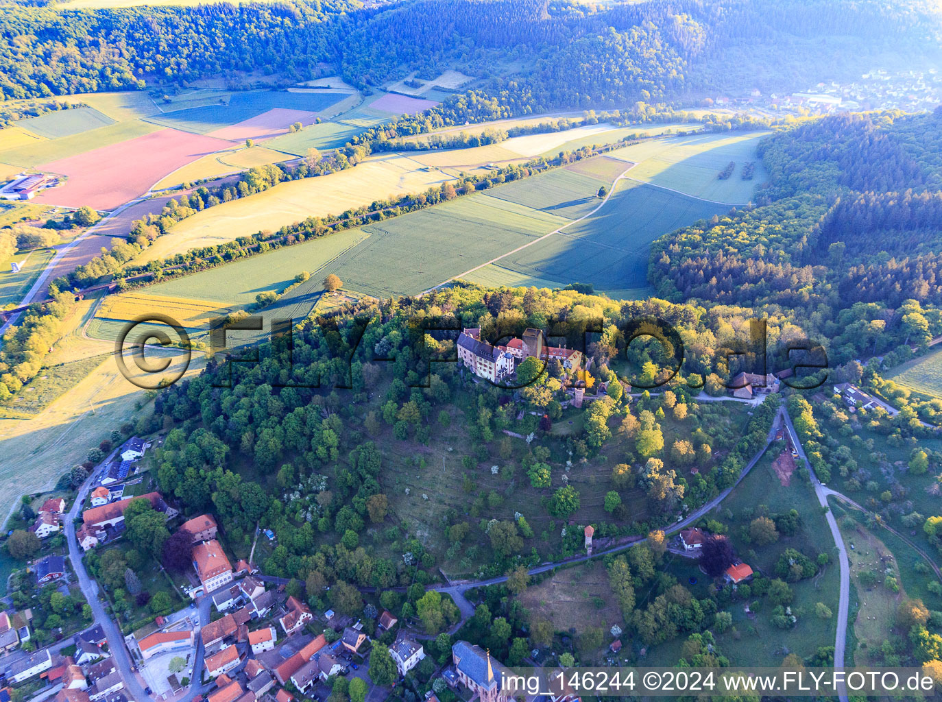 Vue aérienne de Place en contrebas du château et du parc du château Gamburg à le quartier Gamburg in Werbach dans le département Bade-Wurtemberg, Allemagne