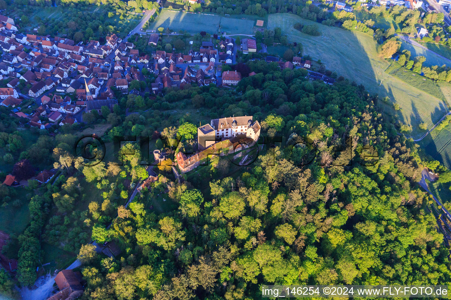 Vue aérienne de Château et parc du château Gamburg au-dessus du village du même nom dans la vallée de la Tauber à le quartier Gamburg in Werbach dans le département Bade-Wurtemberg, Allemagne