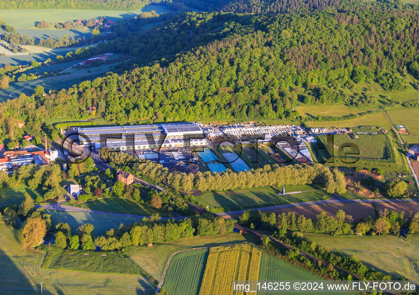 Vue aérienne de Halls de production de HOFMANN NATURSTEIN GmbH & Co. KG à le quartier Gamburg in Werbach dans le département Bade-Wurtemberg, Allemagne
