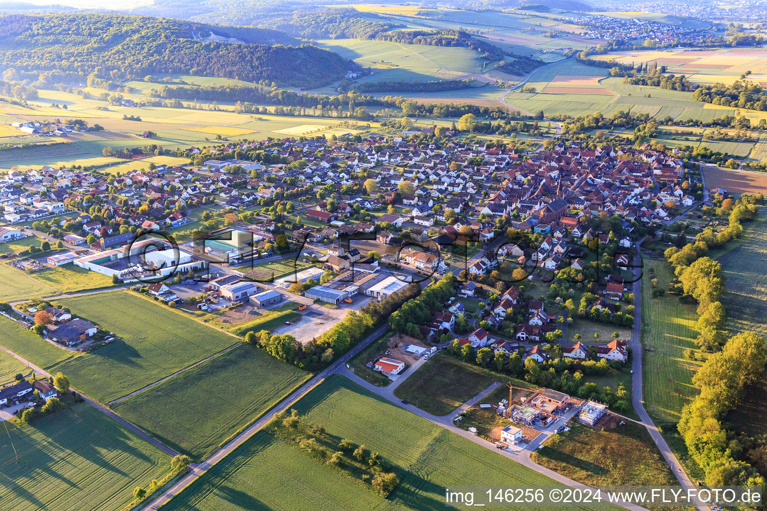 Vue aérienne de Vue du charmant Taubertal le matin depuis le nord-ouest à Werbach dans le département Bade-Wurtemberg, Allemagne