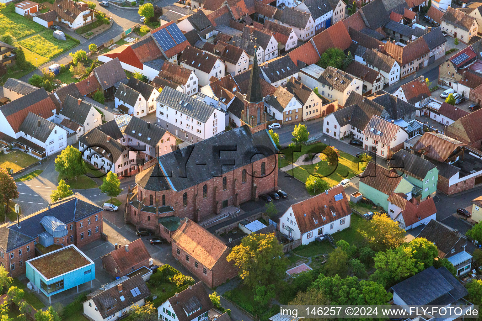 Vue aérienne de Église Saint-Martin à Werbach dans le département Bade-Wurtemberg, Allemagne