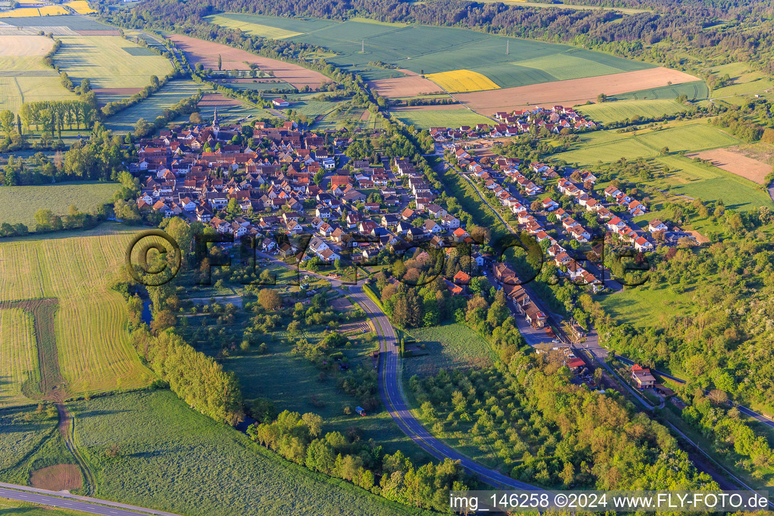 Vue aérienne de Vue du magnifique Taubertal le matin depuis le nord à le quartier Hochhausen in Tauberbischofsheim dans le département Bade-Wurtemberg, Allemagne