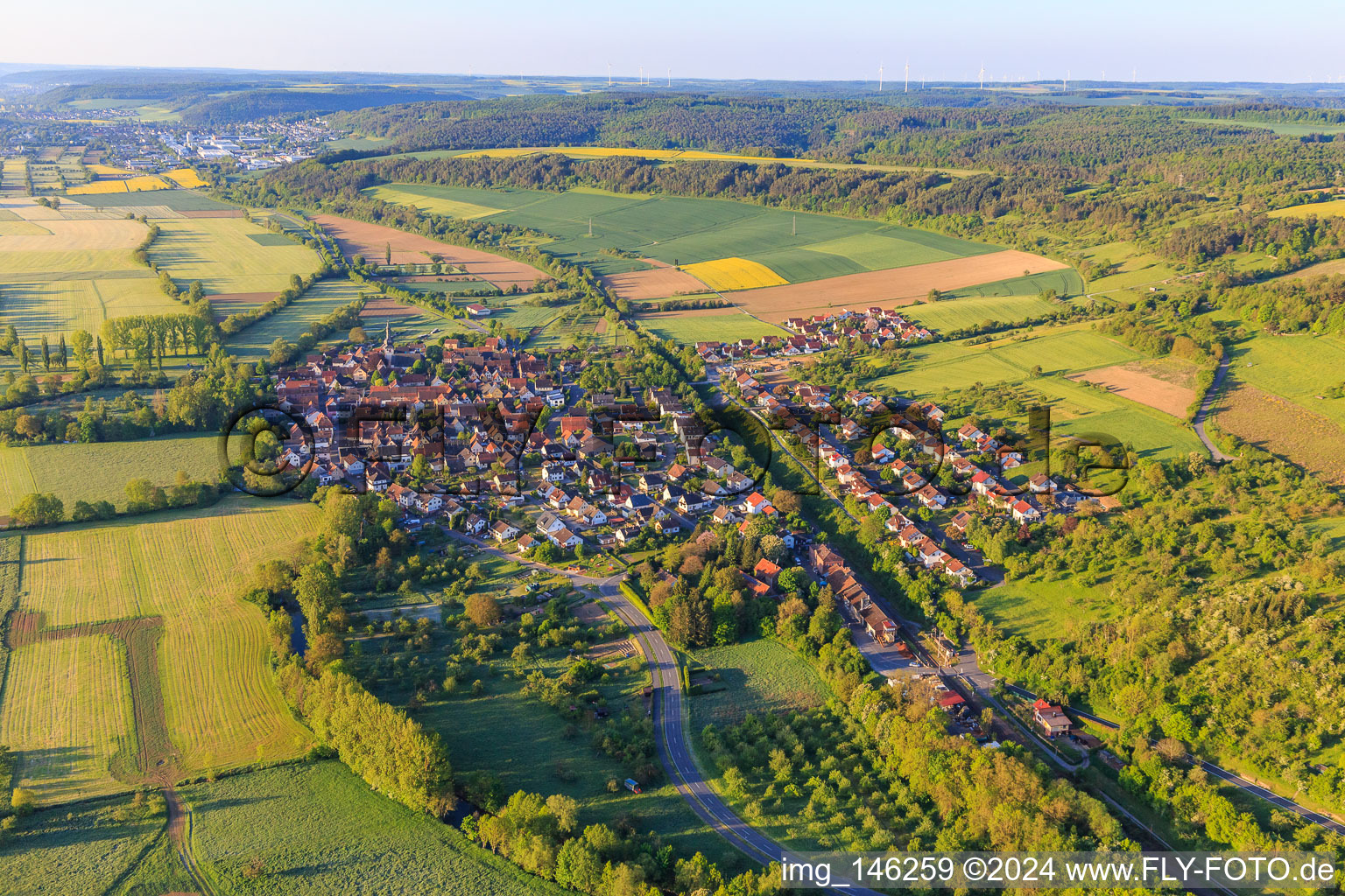 Vue aérienne de Vue du magnifique Taubertal le matin depuis le nord à le quartier Hochhausen in Tauberbischofsheim dans le département Bade-Wurtemberg, Allemagne