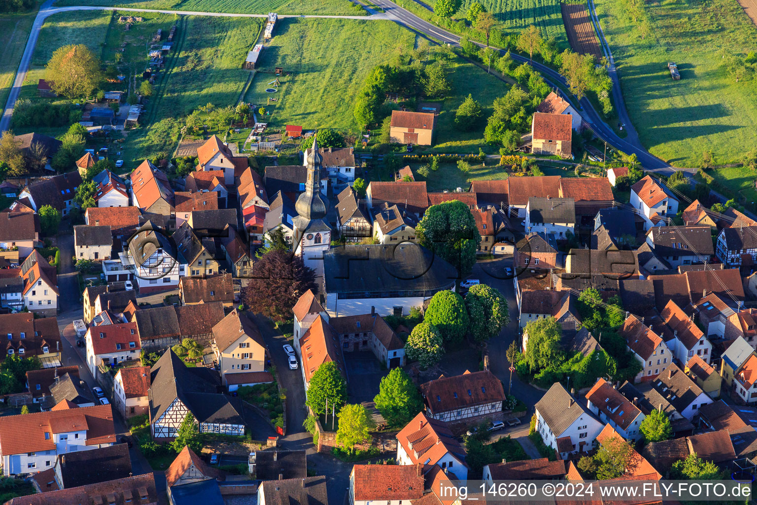 Vue aérienne de Église de Saint-Pancras à le quartier Hochhausen in Tauberbischofsheim dans le département Bade-Wurtemberg, Allemagne
