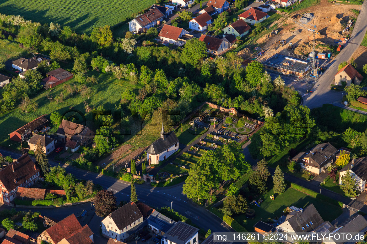 Vue aérienne de Cimetière Hochhausen avec chapelle du cimetière St. Johann Baptist à le quartier Hochhausen in Tauberbischofsheim dans le département Bade-Wurtemberg, Allemagne