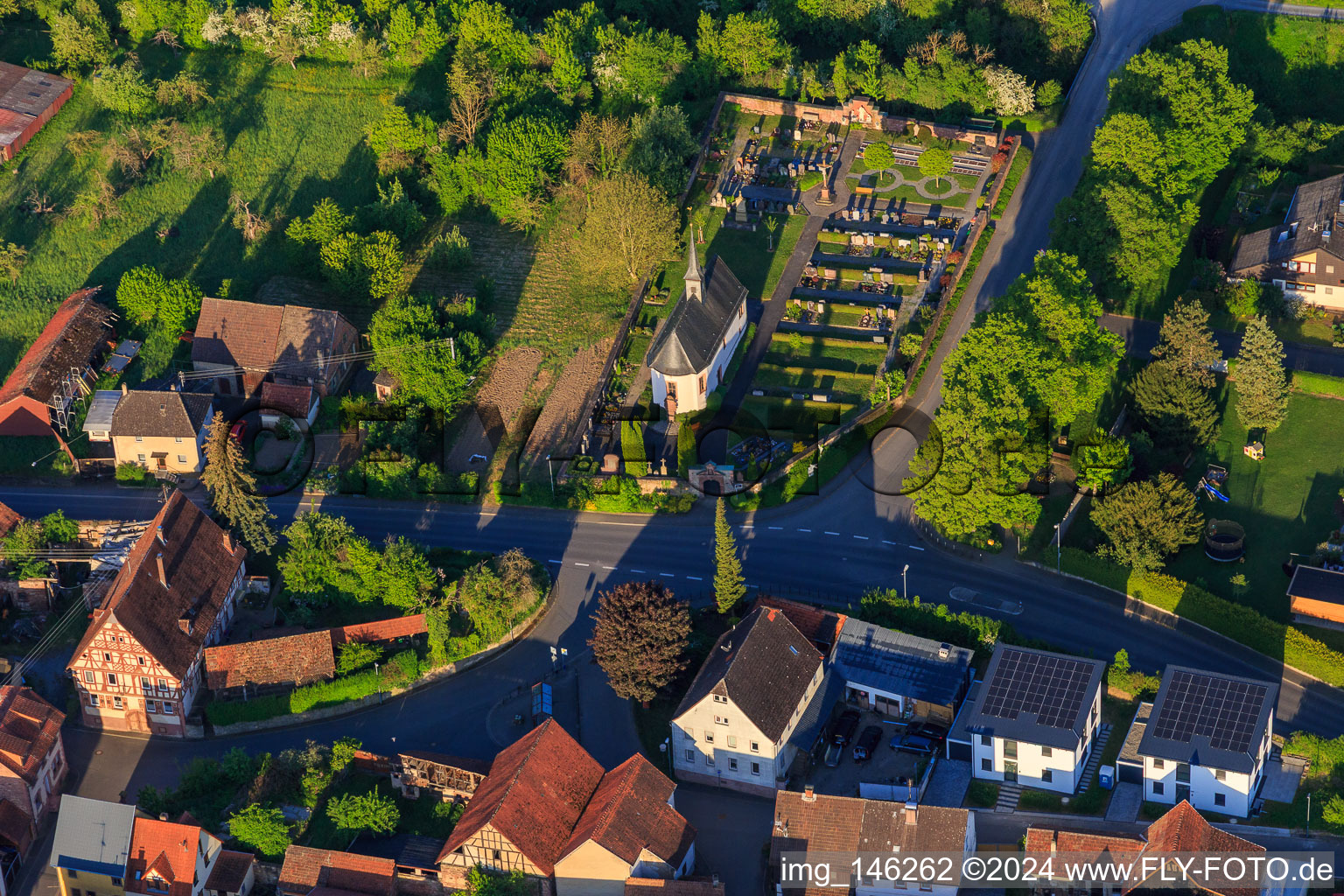Vue aérienne de Cimetière Hochhausen avec chapelle du cimetière St. Johann Baptist à le quartier Hochhausen in Tauberbischofsheim dans le département Bade-Wurtemberg, Allemagne
