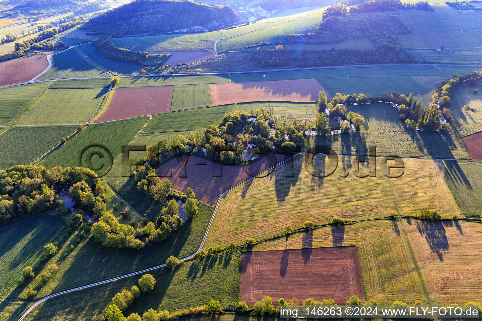 Vue aérienne de Cours de rivière sinueux dans la charmante vallée de la Tauber le matin depuis l'ouest à le quartier Hochhausen in Tauberbischofsheim dans le département Bade-Wurtemberg, Allemagne
