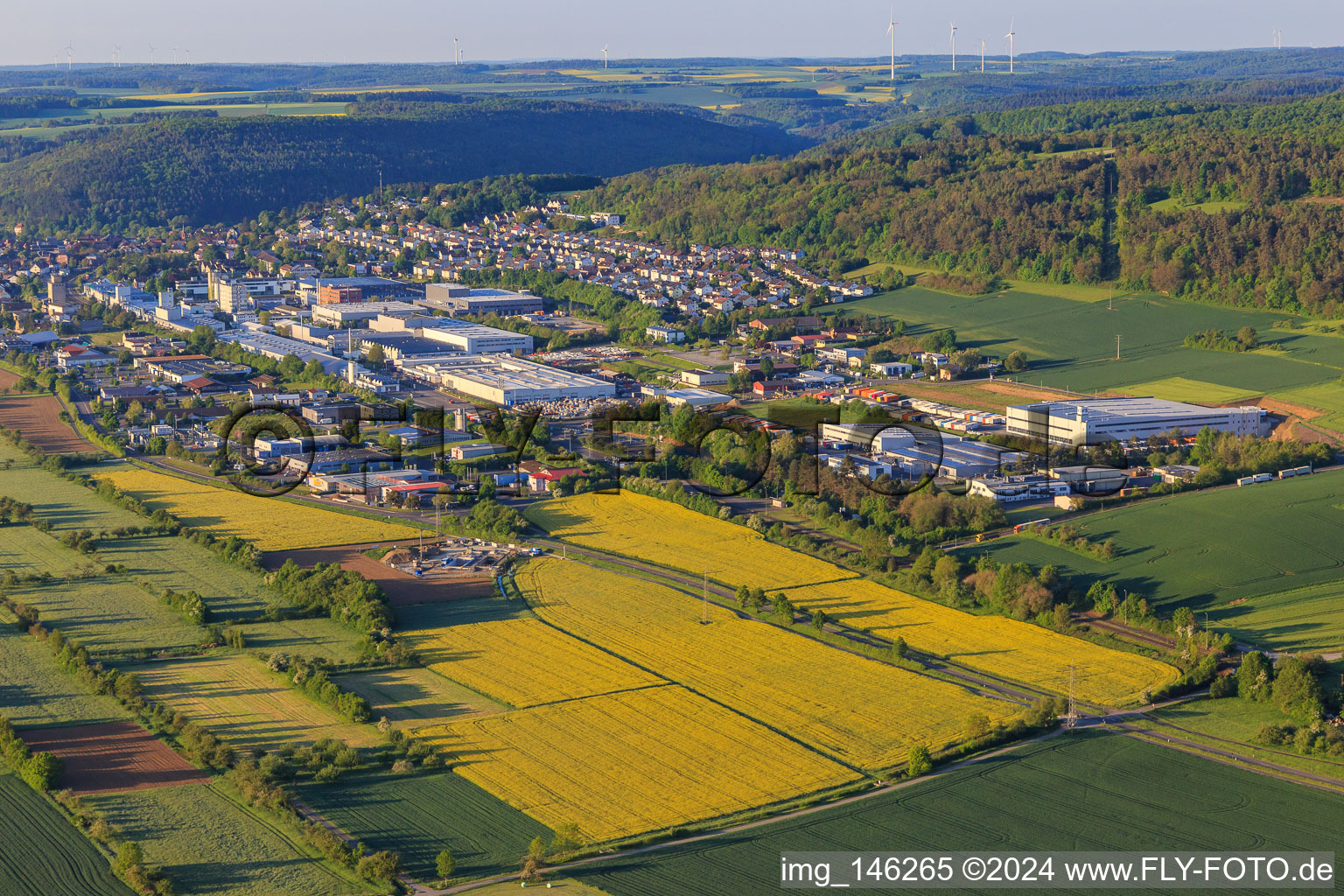 Vue aérienne de Vue de la ville dans le charmant Taubertal le matin depuis le nord à Tauberbischofsheim dans le département Bade-Wurtemberg, Allemagne