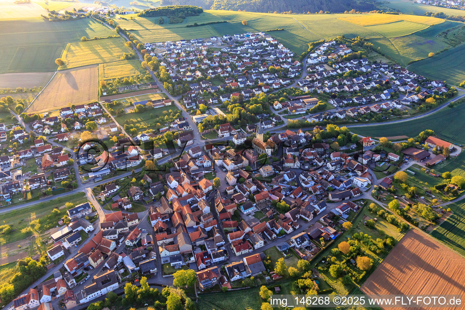 Vue aérienne de Vue du charmant Taubertal le matin depuis le nord-ouest à le quartier Impfingen in Tauberbischofsheim dans le département Bade-Wurtemberg, Allemagne