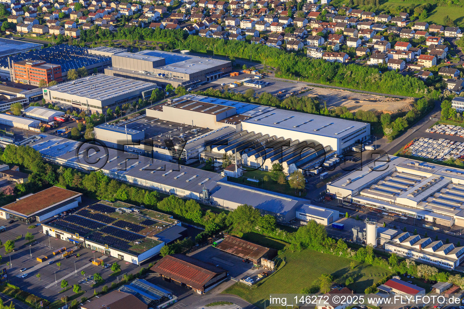 Vue aérienne de VS United Special Furniture Factories GmbH & Co. KG à Tauberbischofsheim dans le département Bade-Wurtemberg, Allemagne