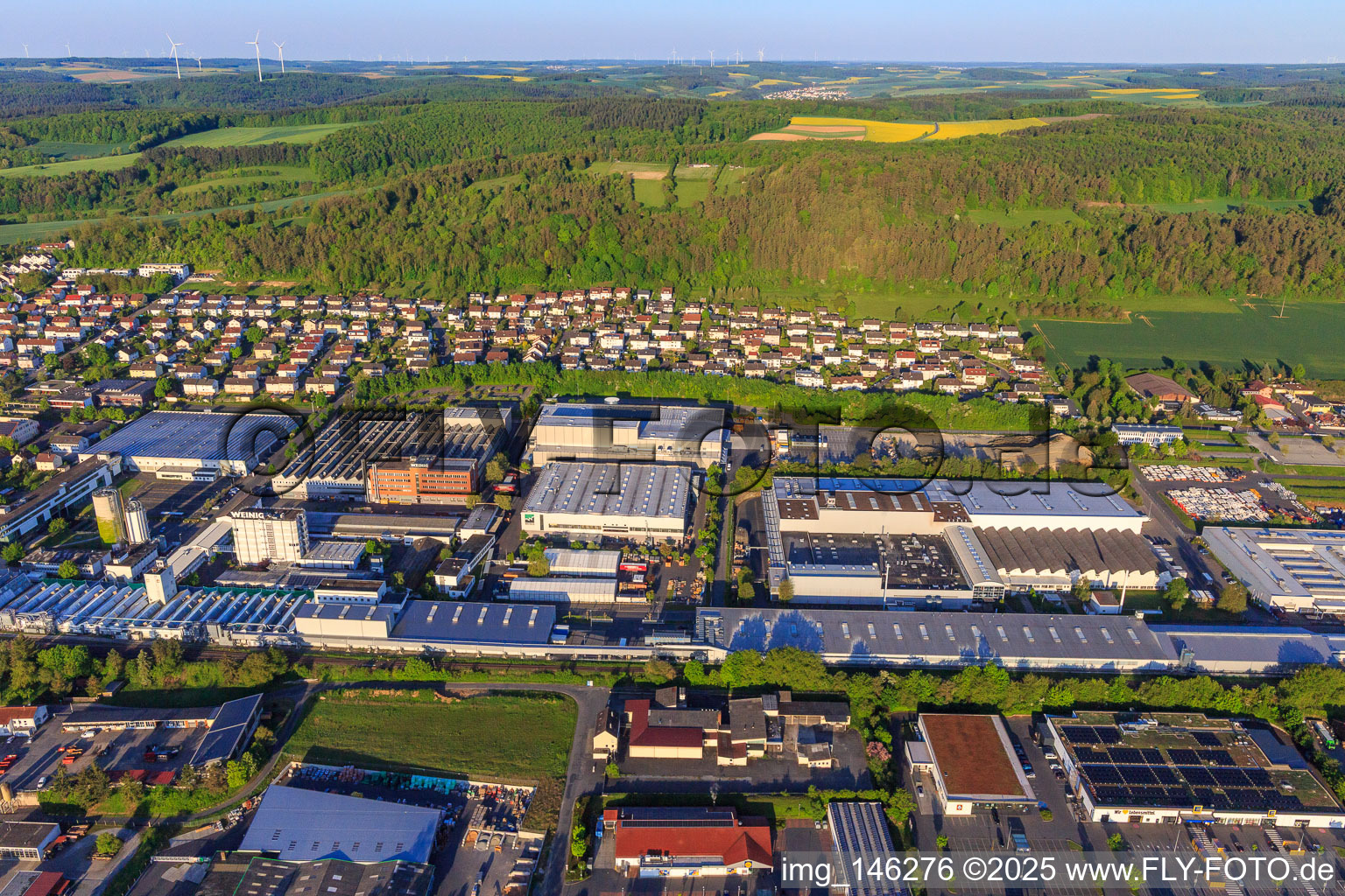 Vue aérienne de VS United Special Furniture Factories GmbH & Co. KG à Tauberbischofsheim dans le département Bade-Wurtemberg, Allemagne