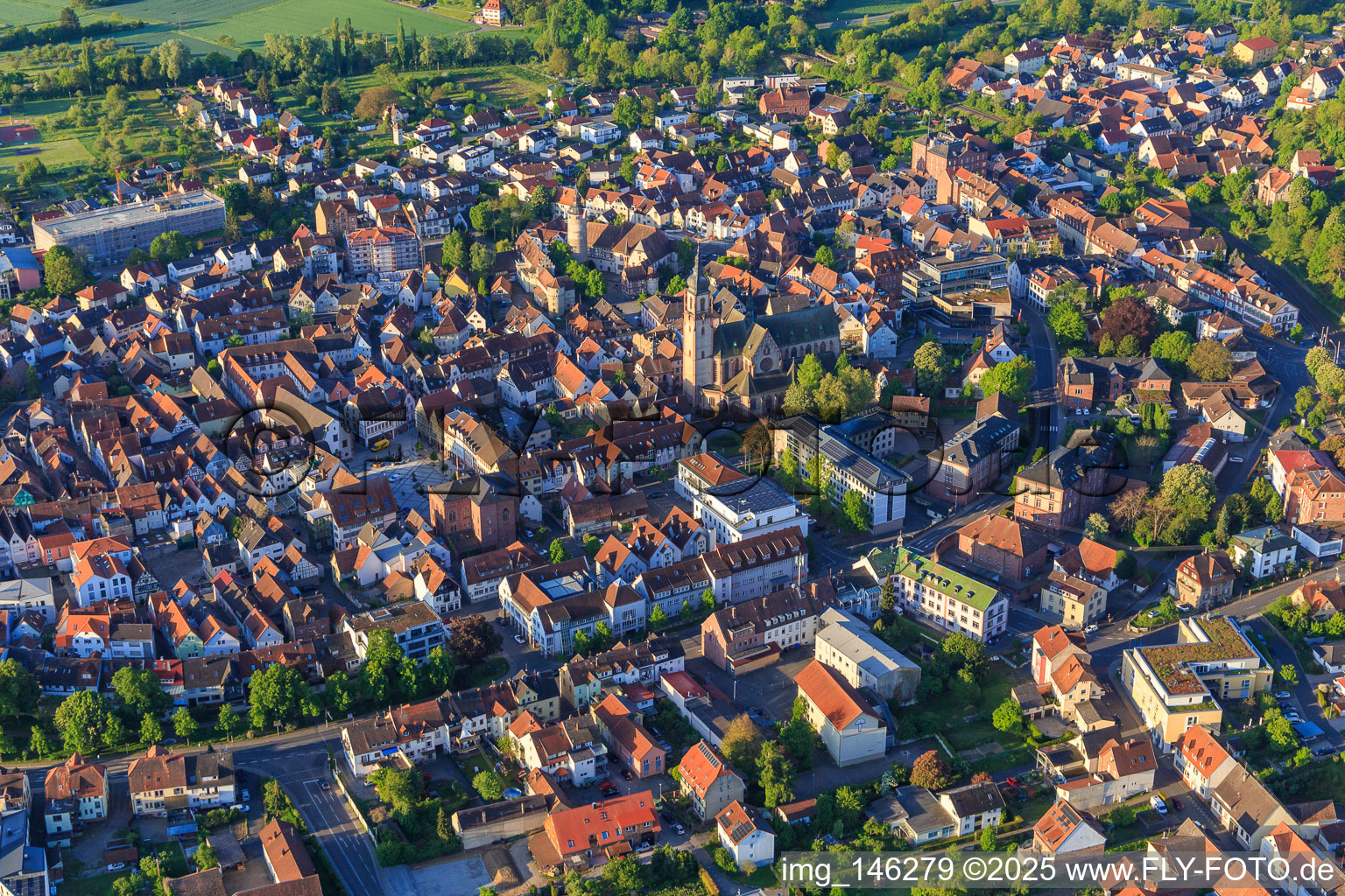 Vue aérienne de Vieille ville historique à Tauberbischofsheim dans le département Bade-Wurtemberg, Allemagne